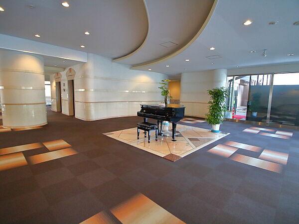 【エントランス】マンションのエントランスにはグランドピアノがあり、リゾートの雰囲気