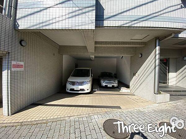 【駐車場】敷地内には3台駐車可能