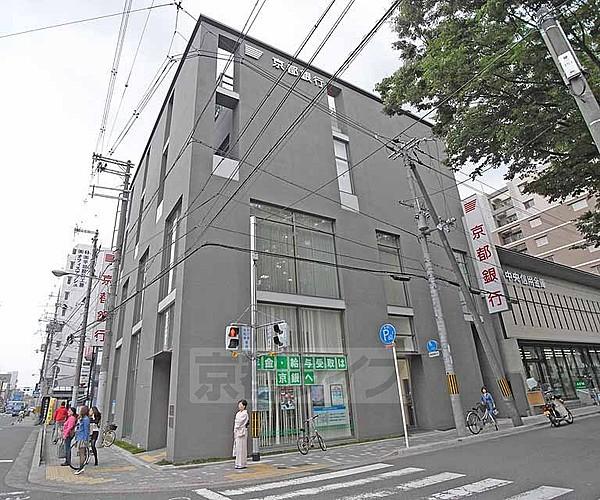 【周辺】京都銀行 府庁出張所まで560m 丸太町通り沿いに面し、ご利用しやすい場所に。