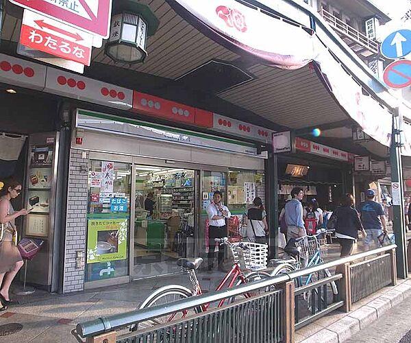 【周辺】ファミリーマート京阪四条駅前店まで266m 祇園四条駅近くのコンビニです。