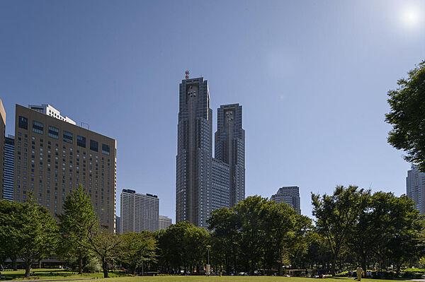 【地図】東側には中央公園があり、都庁を筆頭とした高層ビルが立ち並び、都会と自然の両方を感じられます。