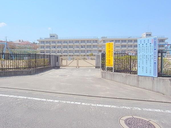 【周辺】川平小学校まで徒歩14分(1105m)