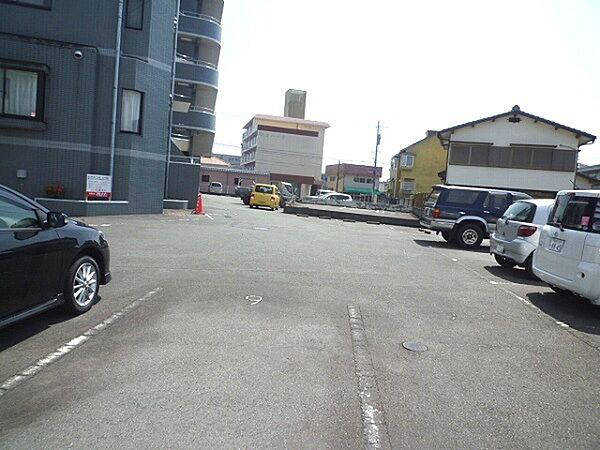 【駐車場】駐車場も広めで安心です