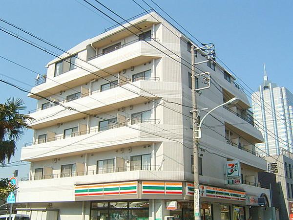 【外観】1階はコンビニで便利です　用賀駅まで徒歩3分