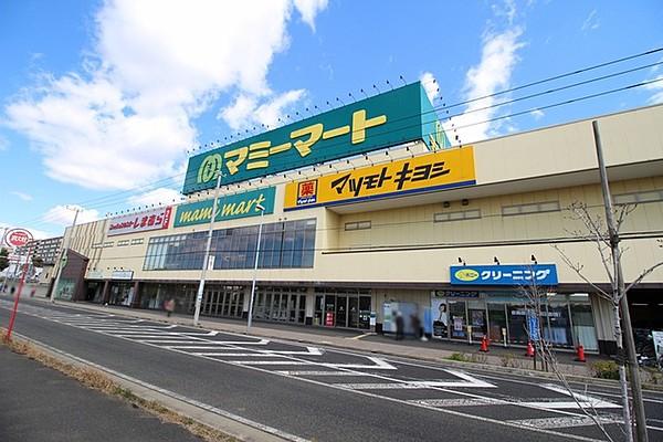 【周辺】駅からの帰りに便利なスーパー。 マミーマート・マツモトキヨシ・しまむら 物件より500ｍにございます。（500m）