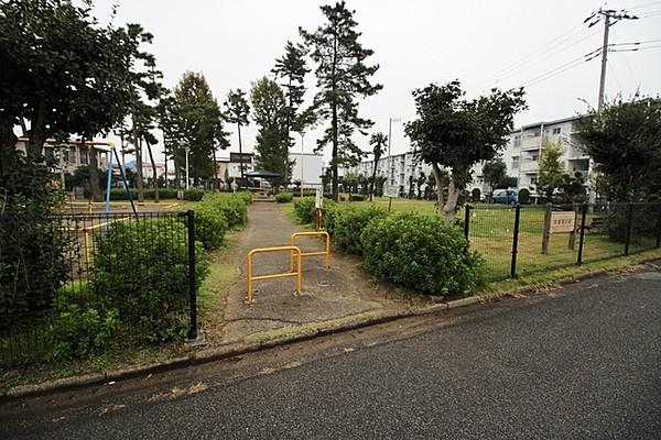 【周辺】西本田公園（20m） 緑豊かな公園隣接で、子育て世代にも安心の住環境です。 