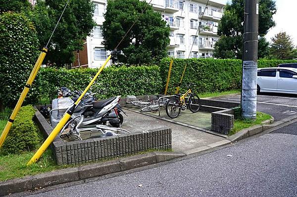 【外観】敷地内駐輪場。バイクの駐輪も可能です