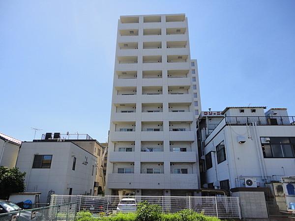 【外観】乳白色タイルの11階建の外観