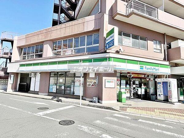 【周辺】ファミリーマート新狭山駅前店 徒歩5分。 360m