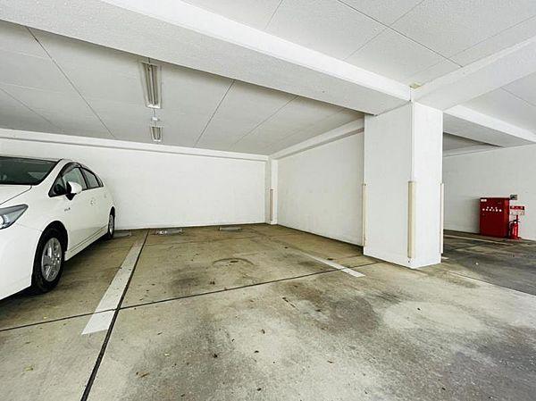 【駐車場】お部屋から駐車場まで移動楽々♪G棟真下に地下駐車場ございます！