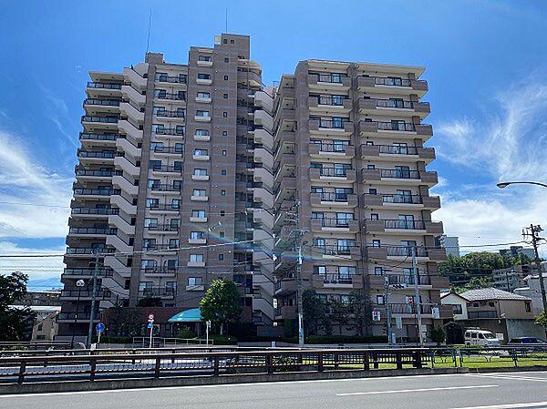 【外観】鎌倉街道沿いに建つ87世帯のマンションです。