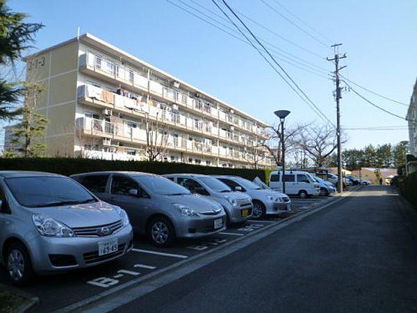 【周辺】【その他】敷地内平置駐車場は月額6千円で2台目も同じ値段で借りれます♪まで5ｍ