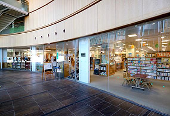 【周辺】【図書館】多摩市立永山図書館まで900ｍ