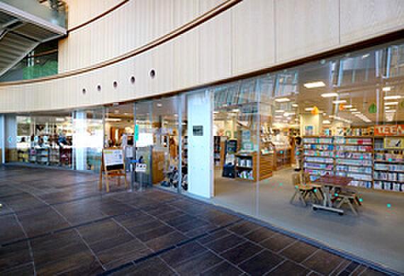【周辺】【図書館】多摩市立永山図書館まで550ｍ