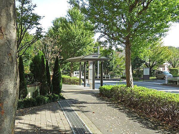 【周辺】バス停「パークフィーネ前」南大沢駅までは約8分