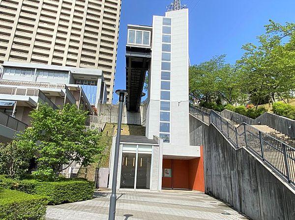 【エントランス】ローレルスクエア南大沢居住者のみが使用可能な、「ゲートエレベーター」です。　遊歩道レベルから敷地通路レベルまでの高低差を解消します。