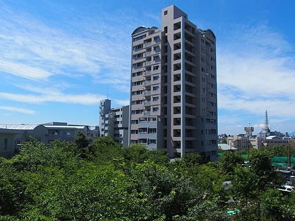 【外観】大きな蓮生寺公園の前に位置するマンションです！