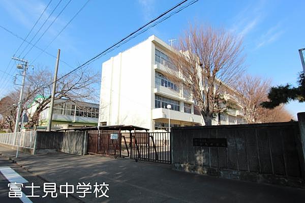 【周辺】周辺環境:中学校 330m 鶴ヶ島市立富士見中学校 徒歩5分につき、お子様の通学に安心です。 