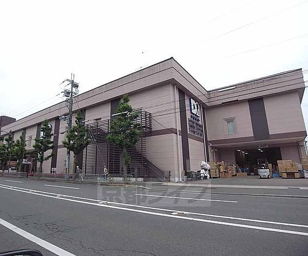 【周辺】ケーヨーデイツー 嵯峨店まで946m 丸太町通り沿いにあり、ガレージが広く利用しやすいです。