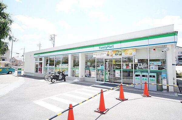 【周辺】ファミリーマート宝塚山本駅前店 641m