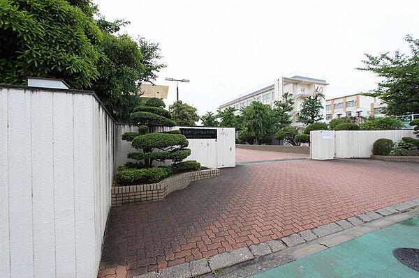 【周辺】名古屋市立西陵高等学校 370m
