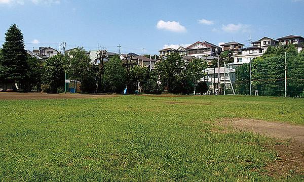 【周辺】南生田公園には、すべり台・ブランコ・スプリング遊具などのある遊具広場と、軟式野球とソフトボールに利用できる野球場やテニスコートがあります。砂場には猫除けのネットがはられているので、衛生的に遊べます。