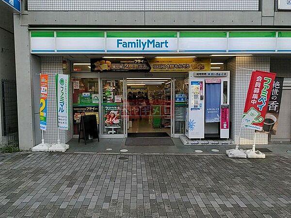 【周辺】ファミリーマート初台駅北口店 徒歩1分。 30m