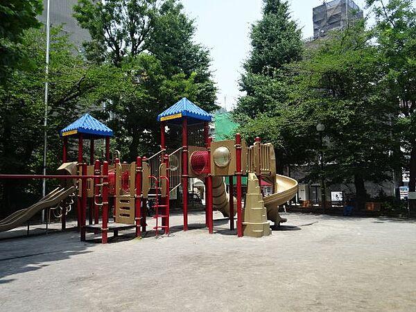 【周辺】公園「三栄公園　休日は大きな公園で休憩♪まで750m」
