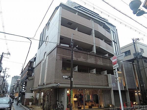 【外観】堺町六角角に建つオシャレな外観のマンションです。