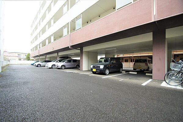 【駐車場】敷地内駐車場、空き状況要確認。