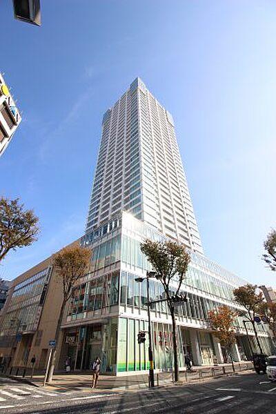 【外観】横須賀中央の中心にそびえる38階建のタワーマンション。横須賀中央駅より平坦徒歩3分、マンション内にクリニック等も入っており大変便利な環境です。