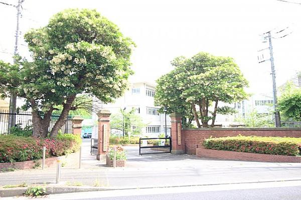 【周辺】徒歩1分の距離には、横須賀市立坂本中学校があります。