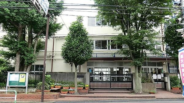 【周辺】新宿区立牛込第三中学校　819ｍ