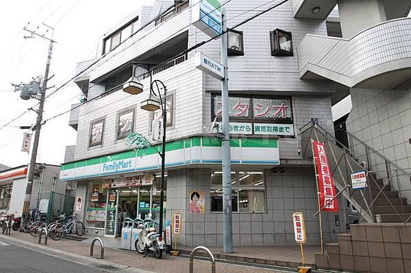 【周辺】コンビニ「ファミリーマート萱島駅前店」