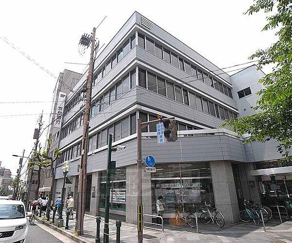 【周辺】京都銀行 西陣支店まで60m 千本今出川交差点に面し、生活至便な場所です。