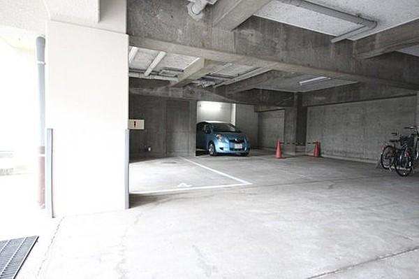 【駐車場】屋内の駐車場を備えていますので、雨の日でも楽々。※空き状況は都度ご確認下さい。