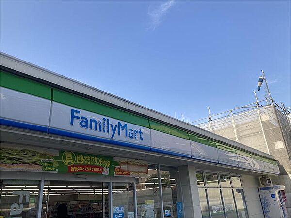 【周辺】ファミリーマート 中野中央五丁目店（372m）