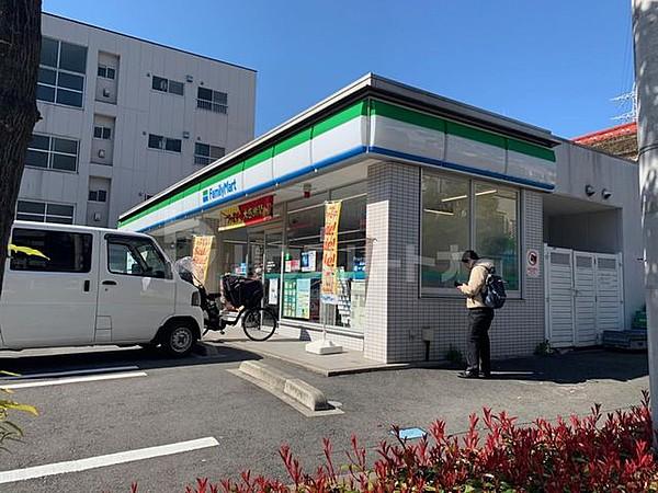 【周辺】ファミリーマート足立綾瀬三丁目店 徒歩2分。 150m