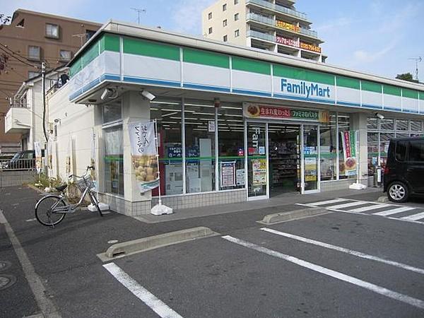 【周辺】ファミリーマート足立綾瀬三丁目店 徒歩4分。 260m