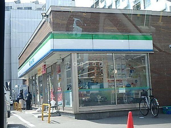 【周辺】ファミリーマート札幌南6条西9丁目店 304m