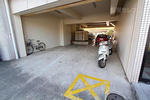 【周辺】屋内駐車場あります。