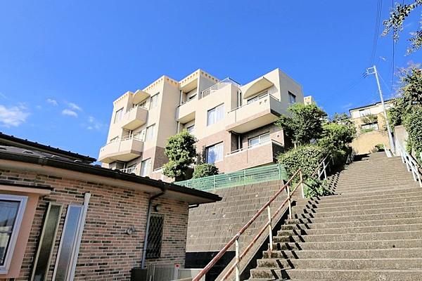 【外観】外観:東急田園都市線「たまプラーザ」駅まで徒歩17分のリノベーション済みマンションです。