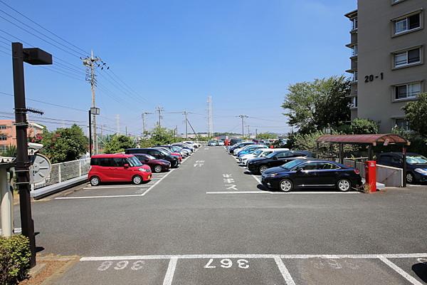 【駐車場】外観:敷地内駐車場はとめやすい平面駐車場です♪