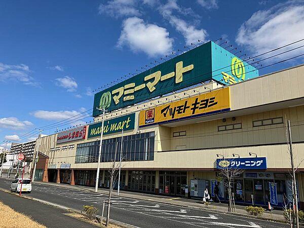 【周辺】「飯山満」駅前にある、マミーマート・マツモトキヨシ・ファッションセンターしまむら