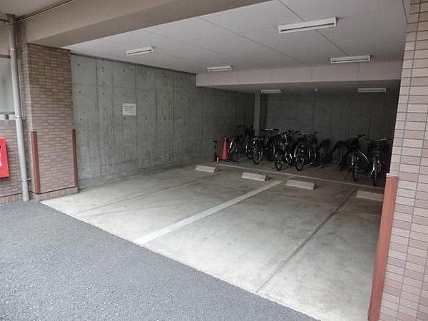 【駐車場】建物の下に駐輪場あります