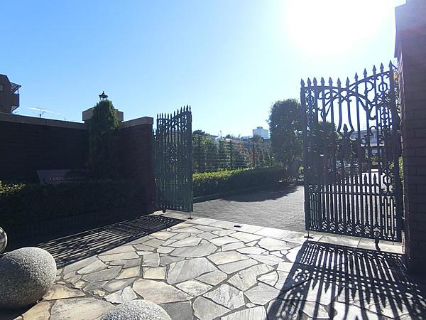 【エントランス】敷地の入口には居住者を迎え入れるゲートがございます。お城の門のような高級感。