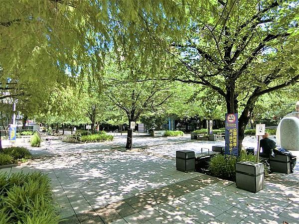 【周辺】中央区立桜川公園（約100ｍ）八丁堀駅入り口に隣接しています。