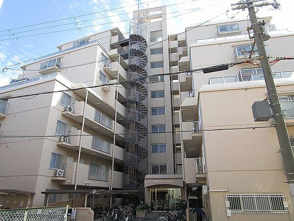 【外観】大阪メトロ千日前線　新深江駅まで徒歩２分の好立地です。１９８４年（昭和５９年）９月建築の鉄骨鉄筋コンクリート造１０階建のマンションです。
