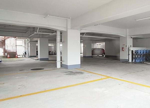 【駐車場】広く車の出し入れがしやすい駐車場です