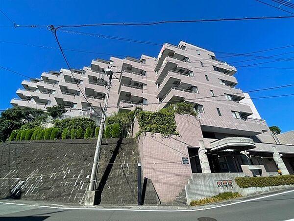 【外観】全58戸のの大浴場・サウナ付きの朝日フレール真鶴。真鶴駅からは徒歩8分の住環境も兼ね備えているリゾートマンションです。